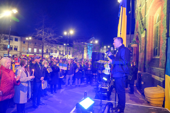 09-0422AA candle lit vigil for ukraine in Newbury