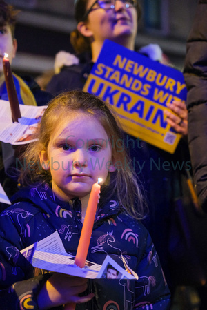 09-0422C candle lit vigil for ukraine in Newbury