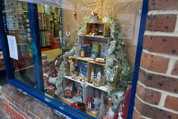 49-3422F House of Cards Christmas Window