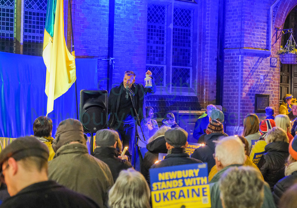 09-0422AI candle lit vigil for ukraine in Newbury