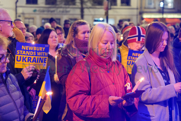 09-0422AB candle lit vigil for ukraine in Newbury