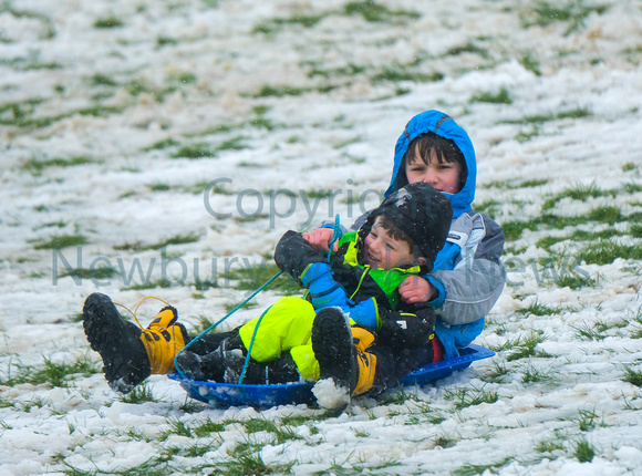 09-1523N sledging at Goldwell Park