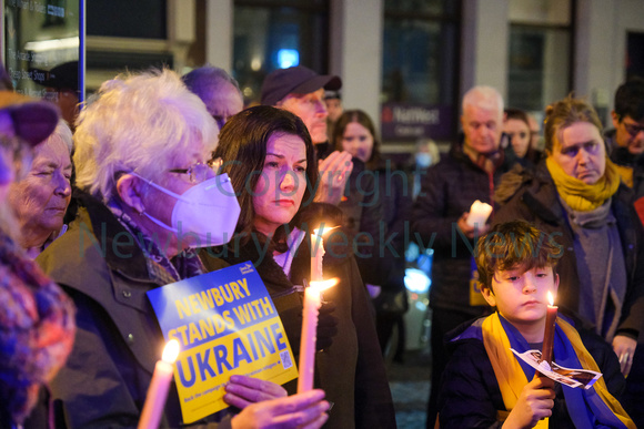 09-0422AD candle lit vigil for ukraine in Newbury