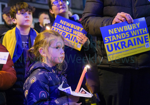 09-0422F candle lit vigil for ukraine in Newbury