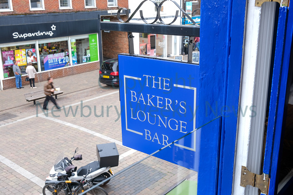 35-2122H The Bakers Lounge Bar