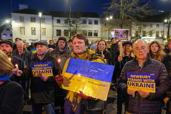 09-0422V candle lit vigil for ukraine in Newbury