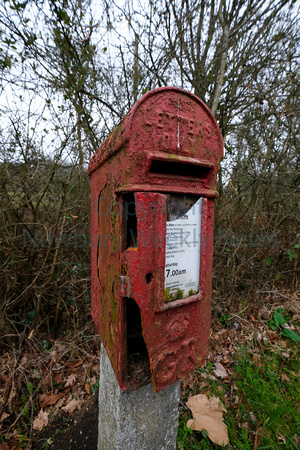 11-1221F Bucklebury Post Box
