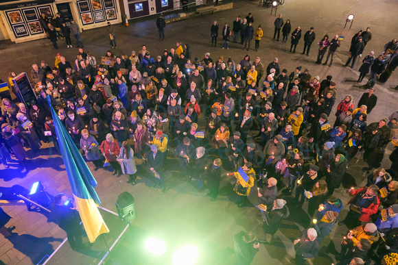 09-0422Y candle lit vigil for ukraine in Newbury