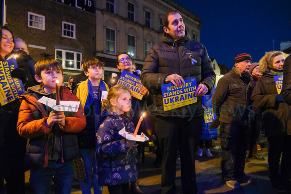 09-0422E candle lit vigil for ukraine in Newbury