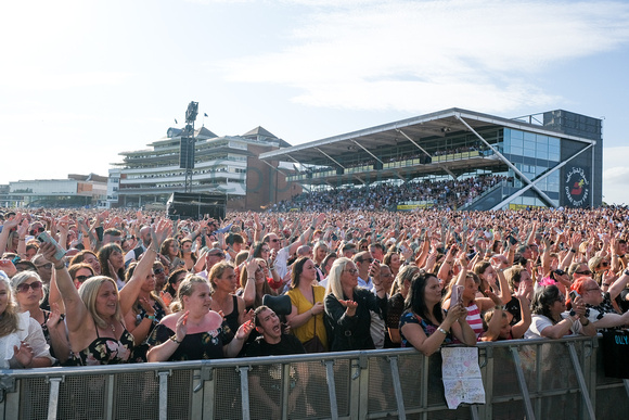 33-1221AB Olly Murs crowds