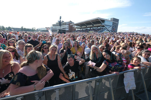 33-1221C Olly Murs crowds