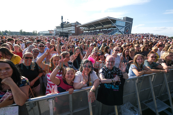 33-1221E Olly Murs crowds