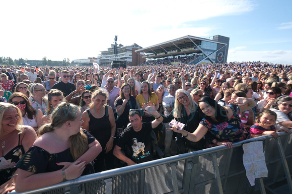 33-1221D Olly Murs crowds