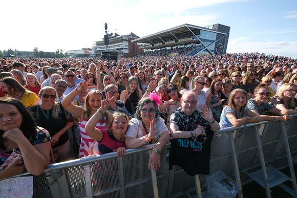 33-1221F Olly Murs crowds