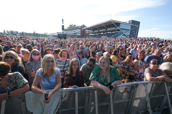 33-1221H Olly Murs crowds