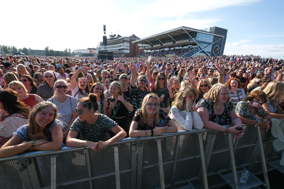 33-1221G Olly Murs crowds
