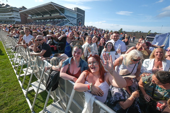 33-1221L Olly Murs crowds