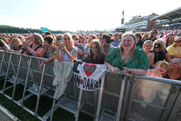 33-1221T Olly Murs crowds
