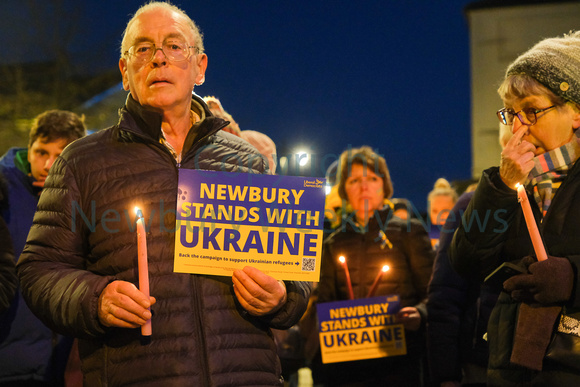 09-0422L candle lit vigil for ukraine in Newbury