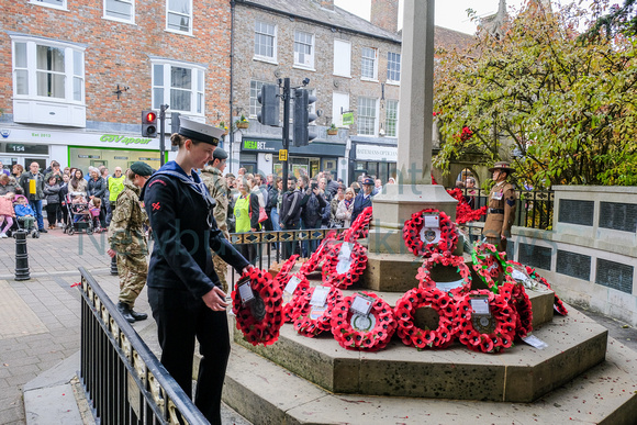 46-0421R Newbury Remembrance wreath laying