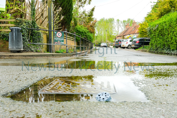 NWN 15-1124 F Hampstead Norreys - Sewage street