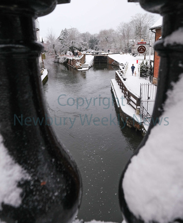 04-0621O Snow - Kennet and Avon Canal