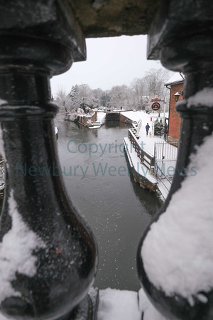 04-0621P Snow - Kennet and Avon Canal
