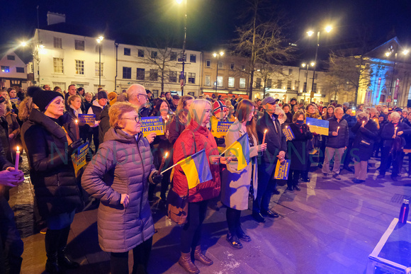 09-0422AO candle lit vigil for ukraine in Newbury