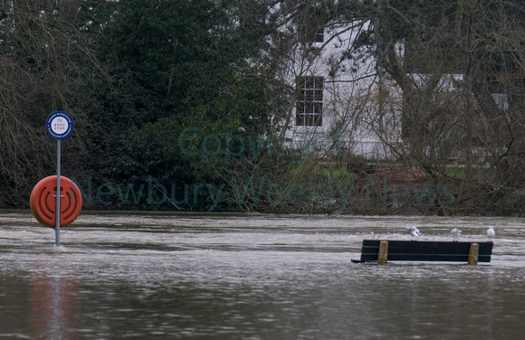 05-0321J Flood - Pangbourne River Thames