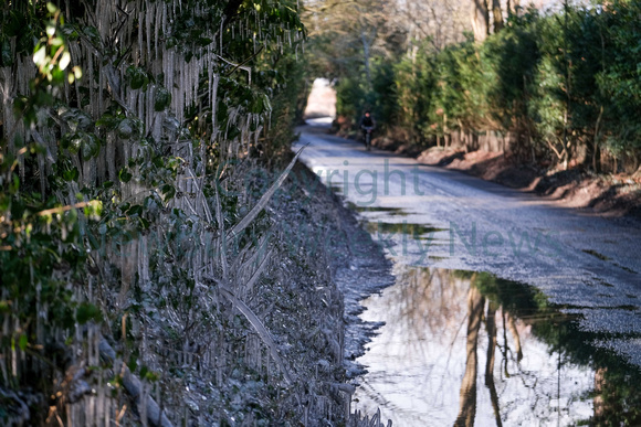 07-0521F icicles - Woodspeen