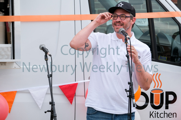 31-1221M Will Young at Newbury Soup Kitchen