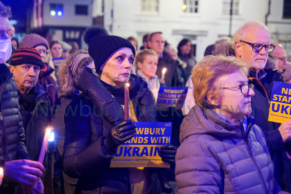 09-0422AC candle lit vigil for ukraine in Newbury