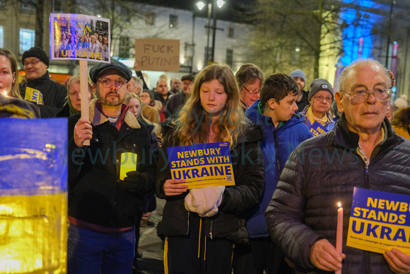 09-0422I candle lit vigil for ukraine in Newbury