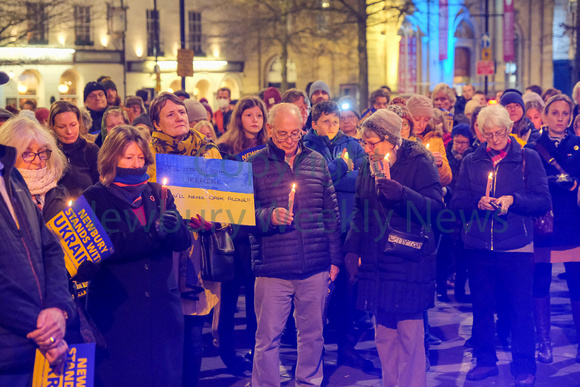 09-0422AP candle lit vigil for ukraine in Newbury