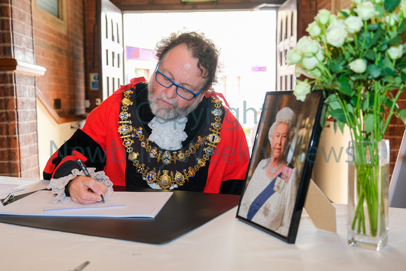 36-0922H Newbury - book of condolence and Flower laying